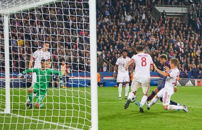 NEYMAR, PSG 10 Torschuss, schiesst das Tor zum 3-0 gegen Sven ULREICH, FCB 26 Torwart. Joshua KIMMICH, FCB 32 Javi MARTINEZ, FCB 8 PSG PARIS SAINT GERMAIN - FC BAYERN MUENCHEN Gruppenphase Hinspiel, Fussball UEFA Champions League, Paris, 27.09.2017 CL Saison 2017 2018, FCB,