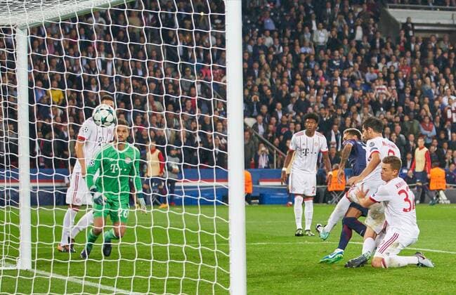 Bilder des Tages - SPORT NEYMAR, PSG 10 Torschuss, schiesst das Tor zum 3-0 gegen Sven ULREICH, FCB 26 Torwart. Joshua KIMMICH, FCB 32 Javi MARTINEZ, FCB 8 PSG PARIS SAINT GERMAIN - FC BAYERN MUENCHEN Gruppenphase Hinspiel, Fussball UEFA Champions League, Paris, 27.09.2017 CL Saison 2017 2018, FCB,