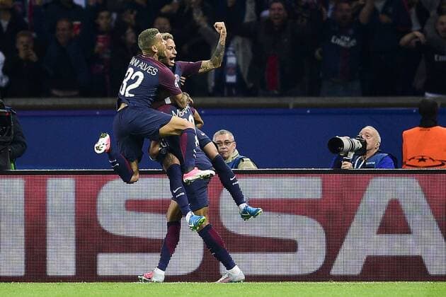 joie des joueurs du PSG apres le 3e but marque par Neymar Jr PSG Kylian Mbappe PSG Dani Alves PSG FOOTBALL PSG vs Bayern de Munich Ligue des Champions 27 09 2017 JBAutissier Panoramic 