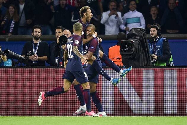 joie des joueurs du PSG apres le 3e but marque par Neymar Jr PSG Kylian Mbappe PSG Dani Alves PSG FOOTBALL PSG vs Bayern de Munich Ligue des Champions 27 09 2017 JBAutissier Panoramic 