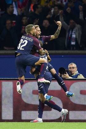 joie des joueurs du PSG apres le 3e but marque par Neymar Jr PSG Kylian Mbappe PSG Dani Alves PSG FOOTBALL PSG vs Bayern de Munich Ligue des Champions 27 09 2017 JBAutissier Panoramic 