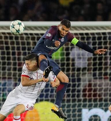 Paris, Frankreich, 27.09.2017, UEFA Champions League - 2017 18 Season, 2nd game day, FC Paris Saint-Germain - FC Bayern Muenchen, Thiago Silva (PSG) und Robert Lewandowski (FCB) im Zweikampf ( DeFodi048