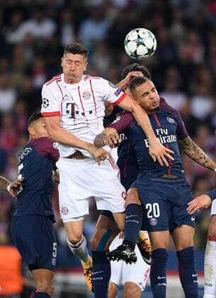 FUSSBALL CHAMPIONS LEAGUE SAISON 2017 2018 GRUPPENPHASE Paris Saint-Germain - FC Bayern Muenchen 27.09.2017 Robert Lewandowski (li, FC Bayern Muenchen) gegen Layvin Kurzawa (re, Paris Saint-Germain) Paris 