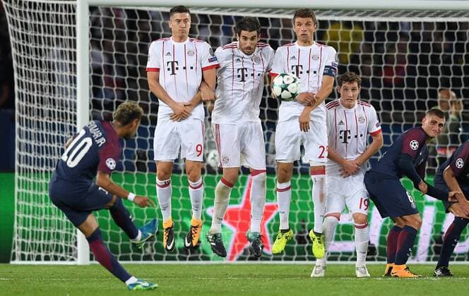 FUSSBALL CHAMPIONS LEAGUE SAISON 2017 2018 GRUPPENPHASE Paris Saint-Germain - FC Bayern Muenchen 27.09.2017 Neymar (li, Paris Saint-Germain) schiesst einen Freistoss gegen die Mauer von Robert Lewandowski, Javi Martinez, Torwart Tom Starke und Sebastian Rudy (v.l., alle FC Bayern Muenchen) Paris 