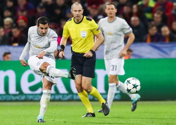MOSCOW, RUSSIA - SEPTEMBER 27, 2017: Manchester United ManU s Henrikh Mkhitaryan (L) and referee Jonas Eriksson (C) in the 2017 2018 UEFA Champions League Group A football match between Manchester United and CSKA Moscow at CSKA Stadium. Sergei Savostyanov TASS  TS0622CD