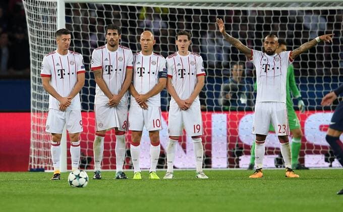 FUSSBALL CHAMPIONS LEAGUE SAISON 2017 2018 GRUPPENPHASE Paris Saint-Germain - FC Bayern Muenchen 27.09.2017 Robert Lewandowski, Javi Martinez, Arjen Robben, Sebastian Rudy und Arturo Vidal (v.l., alle FC Bayern Muenchen) Paris 