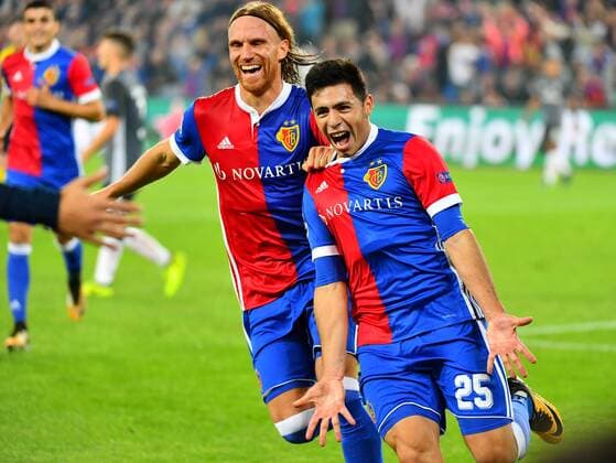 27.09.2017 Basel, Schweiz St.Jakob Park Fussball Herren Saison Saison 2017 2018 Champions League FC Basel L SL Benfica 5:0 .Bild zeigt : Torjube lMichael Lang und Blas Riveros (FC Basel) Aktion Jubel 