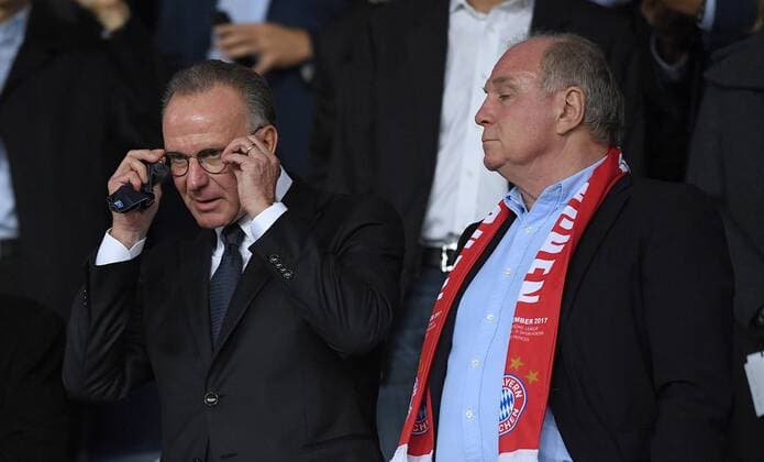 FUSSBALL CHAMPIONS LEAGUE SAISON 2017 2018 GRUPPENPHASE Paris Saint-Germain - FC Bayern Muenchen 27.09.2017 Vorstandsvorsitzender Karl Heinz Rummenigge (li) und Praesident Uli Hoeness (re, beide FC Bayern Muenchen) Paris 