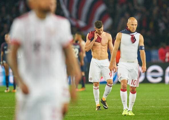Robert LEWANDOWSKI, FCB 9 Arjen ROBBEN, FCB 10 Emotionen, enttaeuscht, Enttaeuschung, Frust, frustriert, Trauer ,traurig, verzweifelt, Verzweiflung PSG PARIS SAINT GERMAIN - FC BAYERN MUENCHEN Gruppenphase Hinspiel, Fussball UEFA Champions League, Paris, 27.09.2017 CL Saison 2017 2018, FCB,