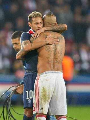 Arturo VIDAL, FCB 23 NEYMAR, PSG 10 Fairness, Kollegialitaet, Umarmung, Gratulation, gratulieren, fair PSG PARIS SAINT GERMAIN - FC BAYERN MUENCHEN Gruppenphase Hinspiel, Fussball UEFA Champions League, Paris, 27.09.2017 CL Saison 2017 2018, FCB,
