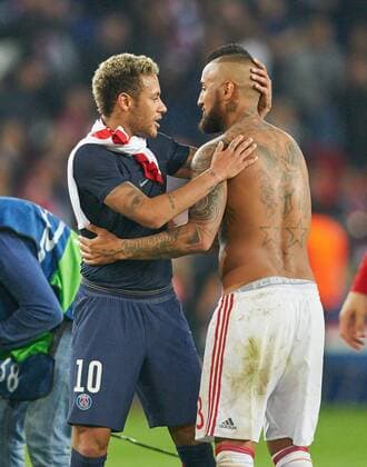 Arturo VIDAL, FCB 23 NEYMAR, PSG 10 Fairness, Kollegialitaet, Umarmung, Gratulation, gratulieren, fair PSG PARIS SAINT GERMAIN - FC BAYERN MUENCHEN Gruppenphase Hinspiel, Fussball UEFA Champions League, Paris, 27.09.2017 CL Saison 2017 2018, FCB,