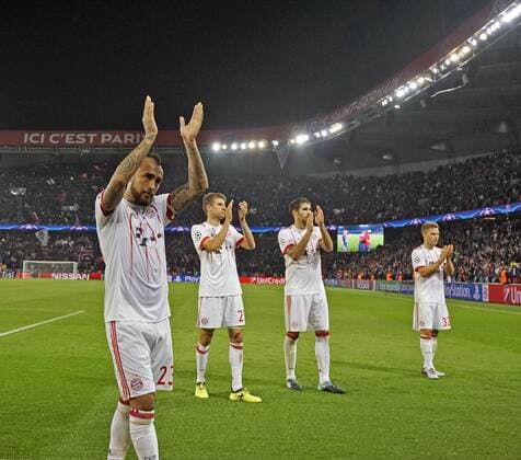 27.09.2017, Fussball UEFA Champions League 2017 2018, Gruppenphase, 2.Spieltag, Paris Saint Germain - FC Bayern München, im Stade du Parc des Princes in Paris. v.li: Nach der Niederlage, Arturo Vidal (FC Bayern München), Thomas Müller (FC Bayern München), Javi Martinez (FC Bayern München) und Joshua Kimmich (FC Bayern München) bedanken sich frustriert bei den Fans. 