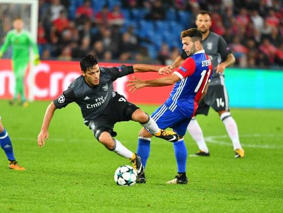 27.09.2017 Basel, Schweiz St.Jakob Park Fussball Herren Saison Saison 2017 2018 Champions League FC Basel L SL Benfica .Bild zeigt : Raul Jimenez (Benfica) gegen Renato Steffen (FC Basel) Aktion Jubel 