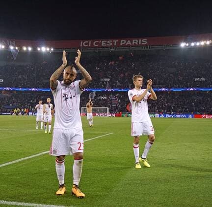 27.09.2017, Fussball UEFA Champions League 2017 2018, Gruppenphase, 2.Spieltag, Paris Saint Germain - FC Bayern München, im Stade du Parc des Princes in Paris. v.li: Nach der Niederlage, Arturo Vidal (FC Bayern München), und Thomas Müller (FC Bayern München) bedanken sich frustriert bei den Fans. 