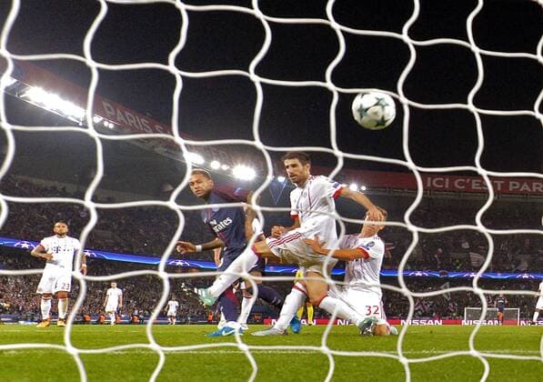 27.09.2017, Fussball UEFA Champions League 2017 2018, Gruppenphase, 2.Spieltag, Paris Saint Germain - FC Bayern München, im Stade du Parc des Princes in Paris. v.li: Neymar (Paris) erzielt hier das Tor zum 3:0, Javi Martinez (FC Bayern München) und Joshua Kimmich (FC Bayern München) kommen zu spät. 