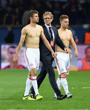 FUSSBALL CHAMPIONS LEAGUE SAISON 2017 2018 GRUPPENPHASE Paris Saint-Germain - FC Bayern Muenchen 27.09.2017 Thomas Mueller und Joshua Kimmich (v.l., beide FC Bayern Muenchen) sind enttaeuscht. Mitte: Dieter Nickles Paris 