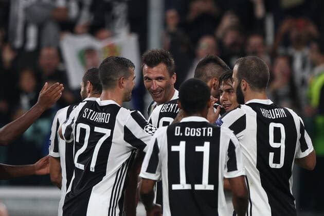 September 27, 2017 - Turin, Italy - Juventus forward Mario Mandzukic (17) celebrates with his teammates after scoring his goal after scoring his goal during the Uefa Champions League group stage football match n.2 JUVENTUS - OLYMPIACOS on 27 09 2017 at the Allianz Stadium in Turin, Italy. Juventus v Olympiakos - UEFA Champions League  - ZUMAn230 20170927_zaa_n230_274 Copyright: xMatteoxBottanellix