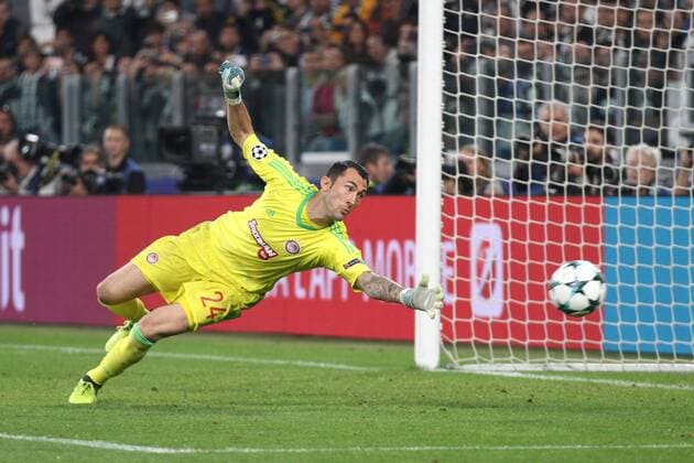 September 27, 2017 - Turin, Italy - Olympiacos goalkeeper Silvio Proto (24) dives for the ball during the Uefa Champions League group stage football match n.2 JUVENTUS - OLYMPIACOS on 27 09 2017 at the Allianz Stadium in Turin, Italy. Juventus v Olympiakos - UEFA Champions League  - ZUMAn230 20170927_zaa_n230_286 Copyright: xMatteoxBottanellix