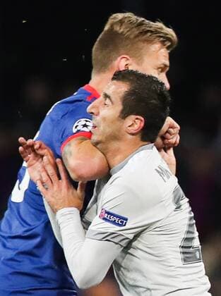 MOSCOW, RUSSIA - SEPTEMBER 27, 2017: Manchester United ManU s Henrikh Mkhitaryan (front) and CSKA Moscow s Pontus Wernbloom in their 2017 2018 UEFA Champions League Group A football match at CSKA Stadium; Manchester United won 4-1. Sergei Savostyanov TASS  TS0622DB