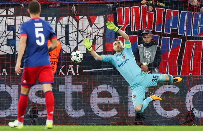 Bilder des Tages - SPORT MOSCOW, RUSSIA - SEPTEMBER 27, 2017: CSKA Moscow s goalkeeper Igor Akinfeyev (R) dives for the ball as Viktor Vasin looks on in their 2017 2018 UEFA Champions League Group A football match against Manchester United ManU at CSKA Stadium; Manchester United won 4-1. Sergei Savostyanov TASS  TS0622DD
