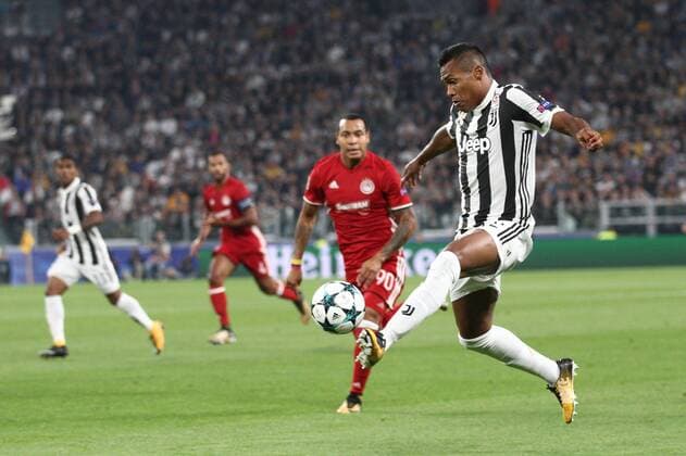 September 27, 2017 - Turin, Italy - Juventus defender Alex Sandro (12) reaches for the ball during the Uefa Champions League group stage football match n.2 JUVENTUS - OLYMPIACOS on 27 09 2017 at the Allianz Stadium in Turin, Italy. Juventus v Olympiakos - UEFA Champions League  - ZUMAn230 20170927_zaa_n230_269 Copyright: xMatteoxBottanellix