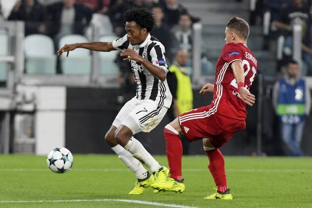 27th September 2017, Allianz Stadium, Turin, Italy; UEFA Champions League, Juventus versus Olympiacos; Juan Cuadrado is challenged by Leonardo Koutris  ActionPlus11934754