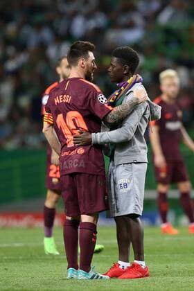 Bilder des Tages - SPORT September 27, 2017 - Lisbon, Portugal - A fan of Barcelona s Argentine forward Lionel Messi enters the field to hug him during the UEFA Champions League football match Sporting vs Barcelona at the Alvalade stadium in Lisbon, Portugal on September 27, 2017. Photo: Sporting v Barcelona - UEFA Champions League  - ZUMAn230 20170927_zaa_n230_375 Copyright: xPedroxFiuzax