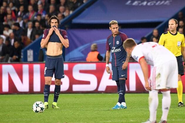 10 NEYMAR JR psg 09 EDINSON CAVANI psg COUP FRANC FOOTBALL Paris SG vs Bayern Munich Ligue des Champions 27 09 2017 AnthonyBIBARD FEP Panoramic 