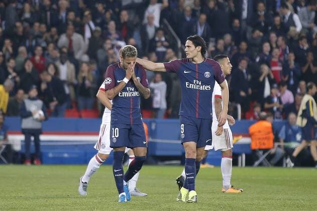 NEYMAR DA SILVA SANTOS JUNIOR NEYMAR JR PSG a loupe son coup franc Edinson Roberto Paulo Cavani Gomez psg El Matador El Botija Florestan FOOTBALL PARIS SAINT GERMAIN vs BAYERN de MUNICH UEFA CHAMPIONS LEAGUE 27 09 2017 StephaneAllaman Panoramic 