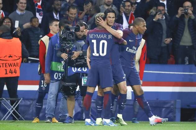 Neymar da Silva Santos Junior Neymar Jr PSG inscrit un but et le celebre dans les bras de Edinson Roberto Paulo Cavani Gomez psg El Matador El Botija Florestan Kylian Mbappe PSG FOOTBALL PARIS SAINT GERMAIN vs BAYERN de MUNICH UEFA CHAMPIONS LEAGUE 27 09 2017 StephaneAllaman Panoramic 