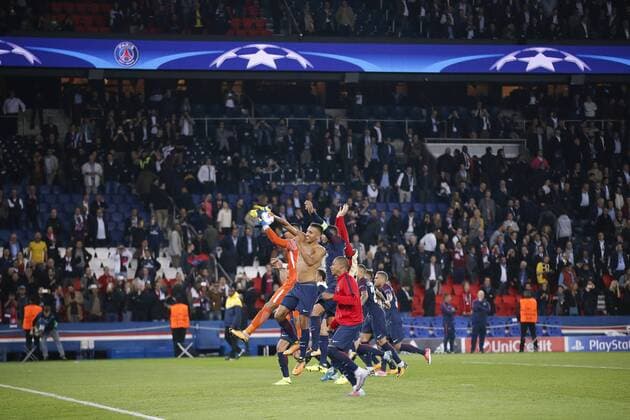 Joie collective pour remercier les supporters en fin de match FOOTBALL PARIS SAINT GERMAIN vs BAYERN de MUNICH UEFA CHAMPIONS LEAGUE 27 09 2017 StephaneAllaman Panoramic 
