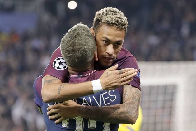 Neymar da Silva Santos Junior Neymar Jr PSG embrasse Daniel Alves da Silva PSG isuite au premier but de la rencontre joie FOOTBALL PARIS SAINT GERMAIN vs BAYERN de MUNICH UEFA CHAMPIONS LEAGUE 27 09 2017 StephaneAllaman Panoramic 