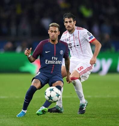 FUSSBALL CHAMPIONS LEAGUE SAISON 2017 2018 GRUPPENPHASE Paris Saint-Germain - FC Bayern Muenchen 27.09.2017 Neymar (li, Paris Saint-Germain) gegen Javi Martinez (re, FC Bayern Muenchen) Paris 