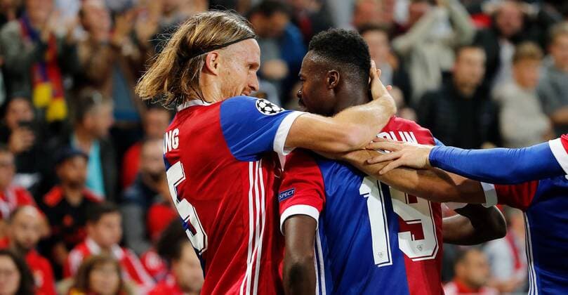 27.09.2017 St Jakob Park Basel , SCHWEIZ , Saison 2017 2018 Herren UEFA Champions League FC Basel - Benfica Lissabon Torjubel Michael Lang - Dimitri Oberlin (FC Basel) beim 2:0 