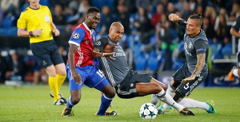 27.09.2017 St Jakob Park Basel , SCHWEIZ , Saison 2017 2018 Herren UEFA Champions League FC Basel - Benfica Lissabon Dimitri Oberlin (li, FC Basel) gegen Luisao (Benfica) 