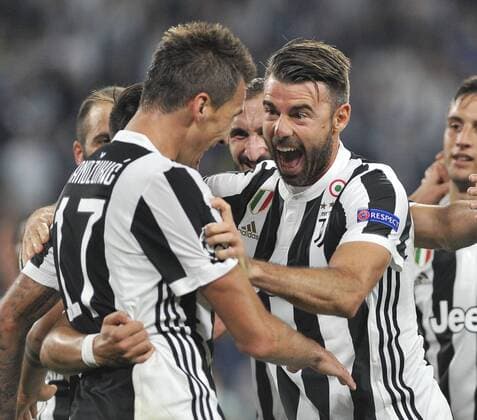 Juventus v Olympiacos F.C. UEFA Champions League Mario Mandzukic of Juventus celebrates scoring his side s second goal of the game with team mates during the UEFA Champions League match at Juventus Stadium, Turin Content Not Available For UK Newspapers Copyright: xStefanoxGnechx FIL-10734-0017