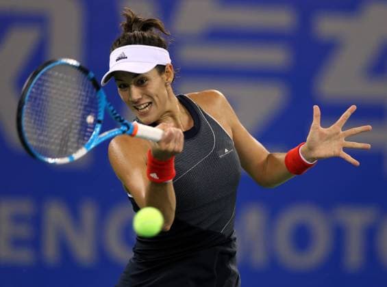 Bilder des Tages - SPORT Garbine Muguruza of Spain returns a shot to Magda Linette of Poland in their third round match of the women s singles during the WTA Tennis Damen Wuhan Open 2017 tennis tournament in Wuhan city, central China s Hubei province, 27 September 2017. Garbine Muguruza defeated Magda Linette 2-1 (6-2, 1-6, 6-4). Garbine Muguruza ousts Magda Linette at WTA Wuhan Open 2017  20170927_34990