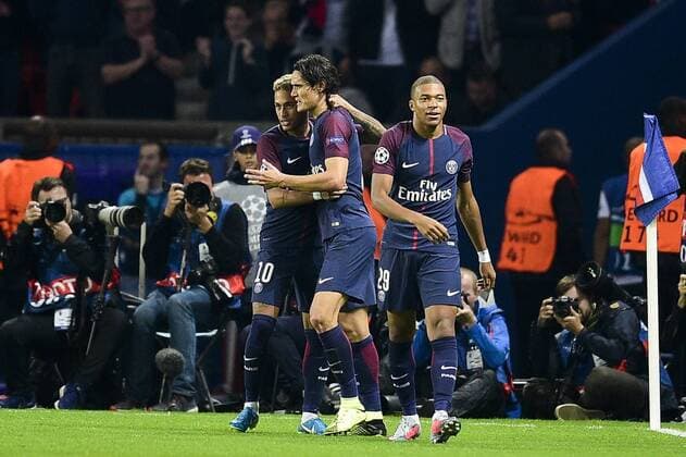 Fußball, CL, PSGs Stürmertrio Neymar, Mbappe und Cavani joie des joueurs du PSG apres le 3e but marque par Neymar Jr PSG Kylian Mbappe PSG CAVANI Edinson PSG FOOTBALL PSG vs Bayern de Munich Ligue des Champions 27 09 2017 JBAutissier Panoramic 
