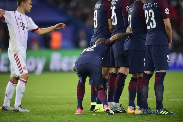 Bilder des Tages - SPORT insolite Dani Alves PSG derriere le mur forme par ses coequipiers FOOTBALL PSG vs Bayern de Munich Ligue des Champions 27 09 2017 JBAutissier Panoramic 