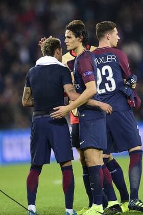 accolade Neymar Jr PSG CAVANI Edinson PSG en fin de match FOOTBALL PSG vs Bayern de Munich Ligue des Champions 27 09 2017 JBAutissier Panoramic 