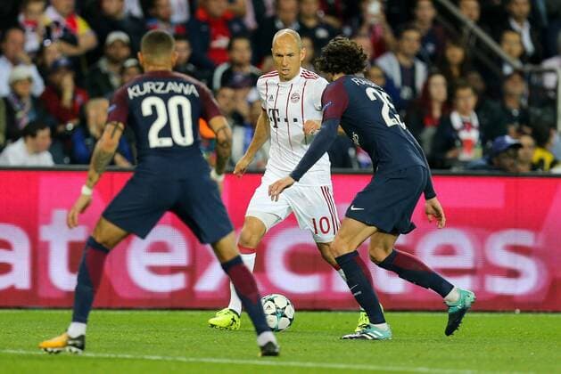 l-r: im Zweikampf, Aktion, mit Layvin Kurzawa 20 (Paris Saint-Germain), Arjen Robben 10 (FC Bayern Muenchen) und Adrien Rabiot 25 (Paris Saint-Germain), Paris Saint-Germain vs. FC Bayern Muenchen, Fussball, Vorrunde, Champions League, 27.09.2017 Paris Paris Frankreich Copyright: xkolbert-press ChristianxKolbertx
