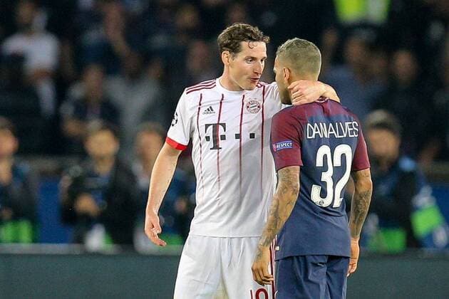 Bilder des Tages - SPORT l-r: Sebastian Rudy 19 (FC Bayern Muenchen) und Dani Alves 32 (Paris Saint-Germain), Paris Saint-Germain vs. FC Bayern Muenchen, Fussball, Vorrunde, Champions League, 27.09.2017 Paris Paris Frankreich Copyright: xkolbert-press ChristianxKolbertx