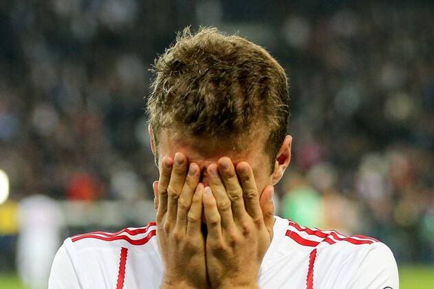 enttaeuschung bei Thomas Mueller 25 (FC Bayern Muenchen) haelt sich die Haende vors Gesicht nach dem Spielende, Paris Saint-Germain vs. FC Bayern Muenchen, Fussball, Vorrunde, Champions League, 27.09.2017 Paris Paris Frankreich Copyright: xkolbert-press ChristianxKolbertx
