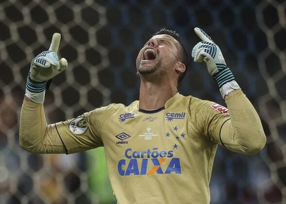 The goalkeeper of Cruzeiro Fabio, celebrate after capping a penalty and beat Flamengo during the final match of the Brazilian Cup played at the Mineirao stadium in Belo Horozinte, Brazil, 27 September 2017. Cruzeiro vs. Flamengo !ACHTUNG: NUR REDAKTIONELLE NUTZUNG!  Copyright: xAntonioxLacerdax BRA102 20170928-636421743822900904