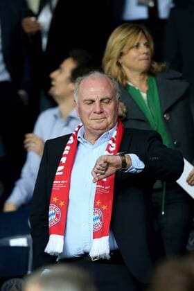 Themen der Woche - SPORT Bilder des Tages - SPORT Uli Hoeness schaut auf die Uhr, Paris Saint-Germain vs. FC Bayern Muenchen, Champions League, Fussball, 27.09.2017, Paris Copyright: xLanger Eibner-Pressefotox EP_HLR