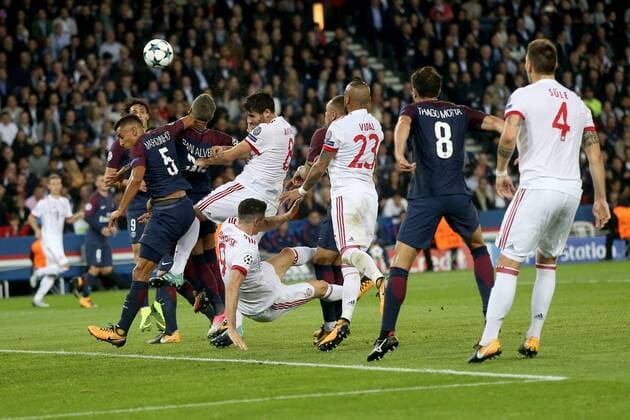 Marquinhos ( Paris Saint-Germain 5 ) Javier Martinez (FC Bayern Muenchen 8) Robert Lewandowski (FC Bayern Muenchen 9) Arturo Vidal (FC Bayern Muenchen 23) Thiago Motta ( Paris Saint-Germain 8 ) Niklas Suele (FC Bayern Muenchen 4), Paris Saint-Germain vs. FC Bayern Muenchen, Champions League, Fussball, 27.09.2017, Paris Copyright: xLanger Eibner-Pressefotox EP_HLR