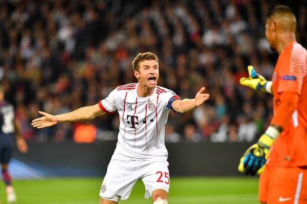 (170928) -- PARIS, Sept. 28, 2017 -- Thomas Muller (L) from Bayern Munich argues with Alphonse Areola from Paris Saint-Germain during their match of Group B of the 2017-18 season Champions League at Parc des Princes in Paris, France on Sept. 27, 2017. Paris Saint-Germain won by 3-0 at home. ) (SP)FRANCE-PARIS-FOOTBALL-CHAMPIONS LEAGUE-PARIS SAINT-GERMAIN VS BAYERN MUNICH ChenxYichen 