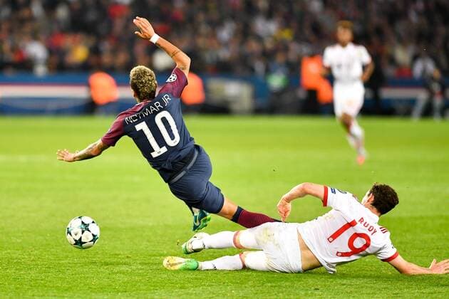 (170928) -- PARIS, Sept. 28, 2017 -- Neymar (L) from Paris Saint-Germain competes with Sebastian Rudy from Bayern Munich during their match of Group B of the 2017-18 season Champions League at Parc des Princes in Paris, France on Sept. 27, 2017. Paris Saint-Germain won by 3-0 at home. ) (SP)FRANCE-PARIS-FOOTBALL-CHAMPIONS LEAGUE-PARIS SAINT-GERMAIN VS BAYERN MUNICH ChenxYichen 