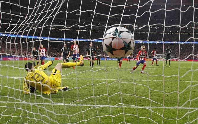 Bilder des Tages - SPORT Partido de Liga de Campeones entre el Atlético y el Chelsea en el Wanda Metropolitano. En la imagen, Griezmann logra su gol. Champions League match between Atlético and Chelsea. In this picture, Griezmann scores his goal. 