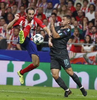 Partido de Liga de Campeones entre el Atletico y el Chelsea en el Wanda Metropolitano. En la imagen, Juanfran y Hazard. Champions League match between Atletico and Chelsea. In this picture, Juanfran and Hazard. 